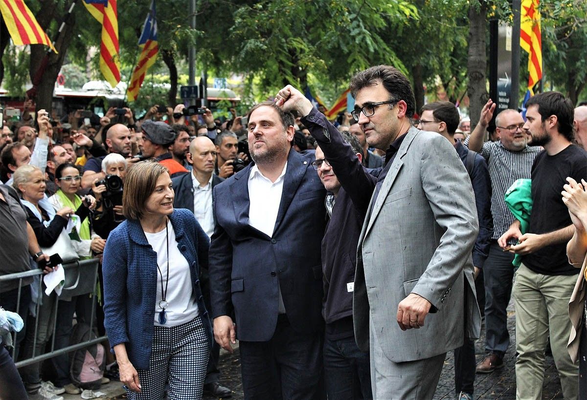Josep Maria Jové, envoltat per Oriol Junqueras i Lluís Salvadó a la sortida de la Ciutat de la Justícia.