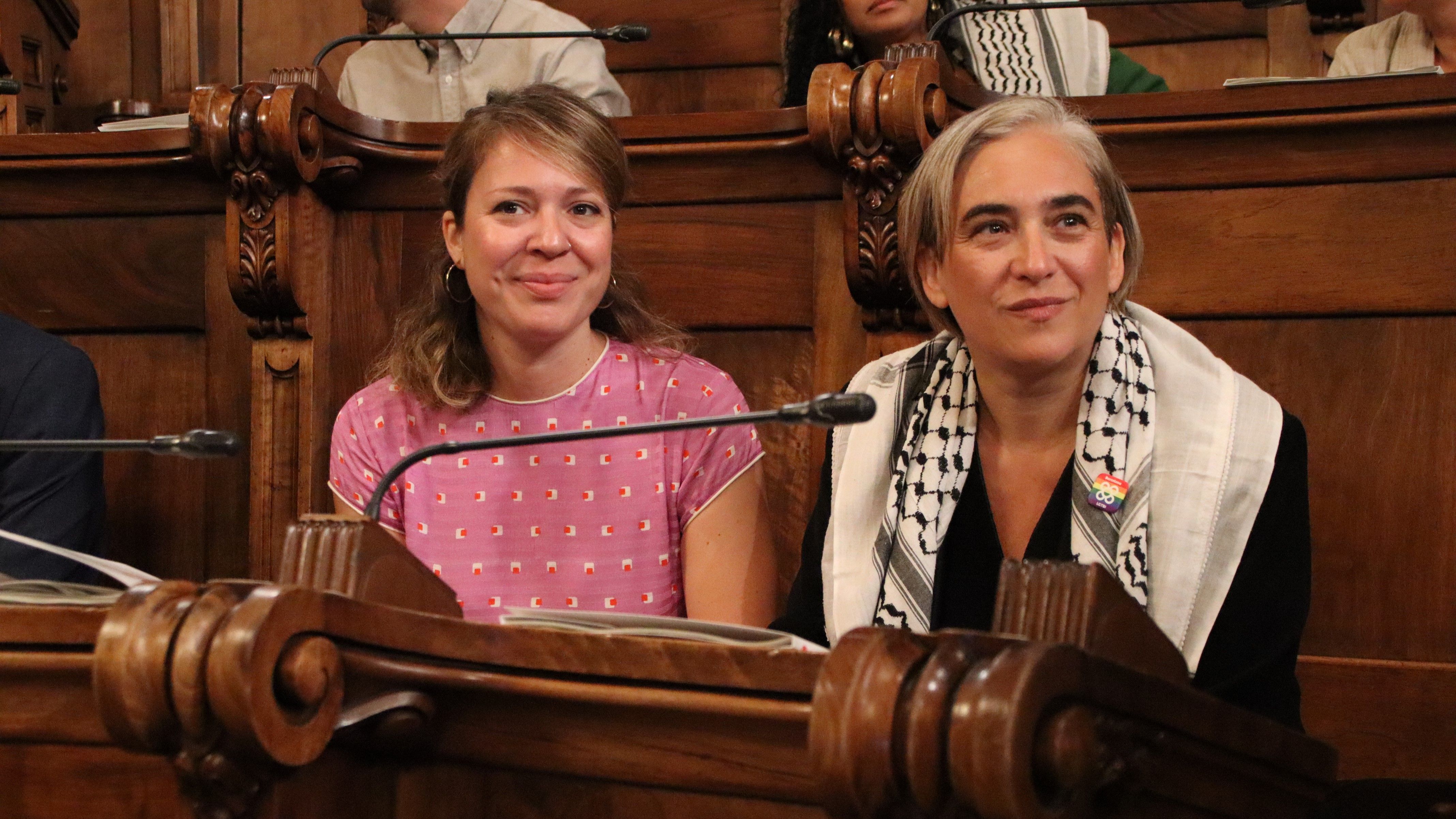 Janet Sanz i Ada Colau, en un plenari municipal