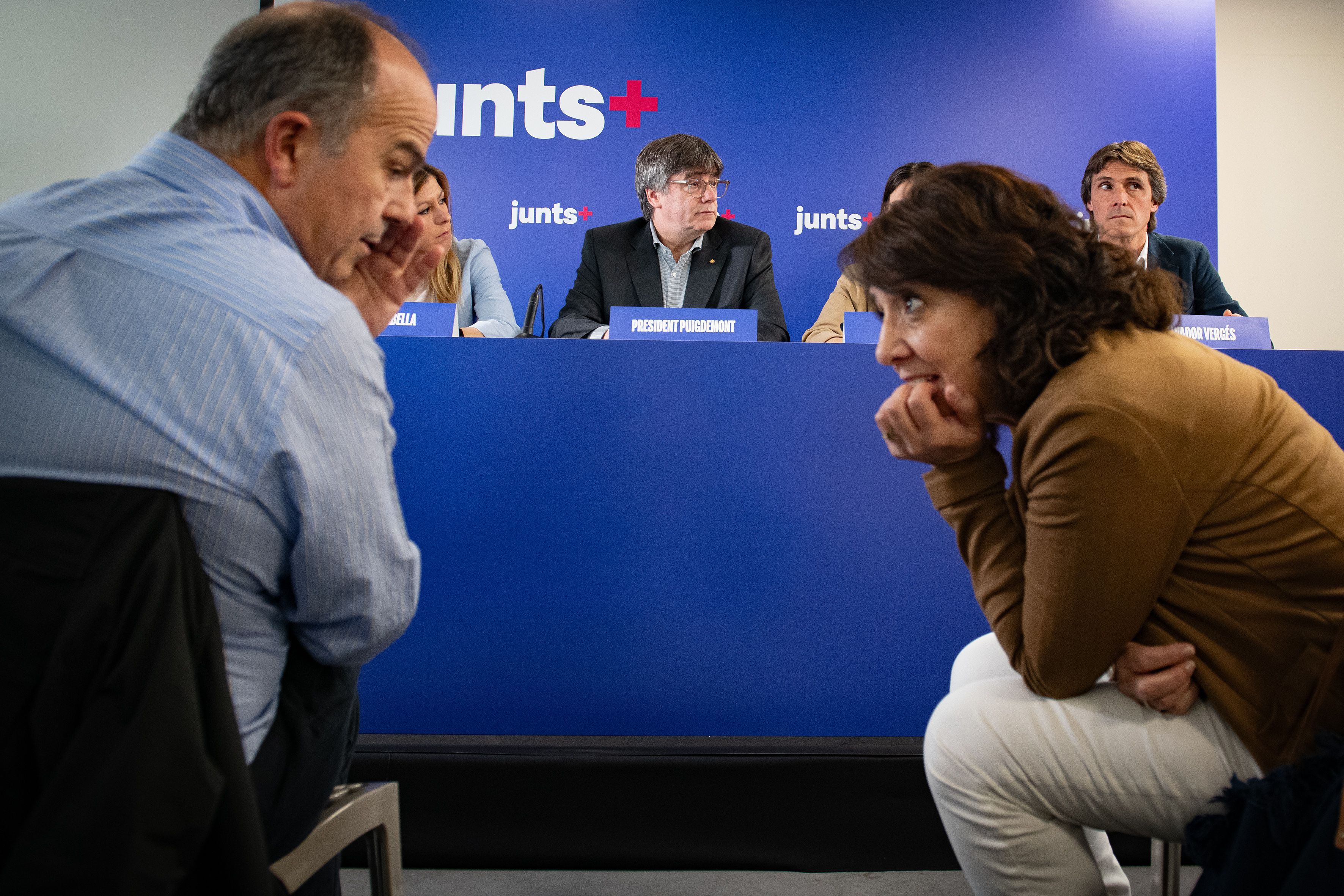 Jordi Turull, amb Carles Puigdemont al fons, en un acte de Junts