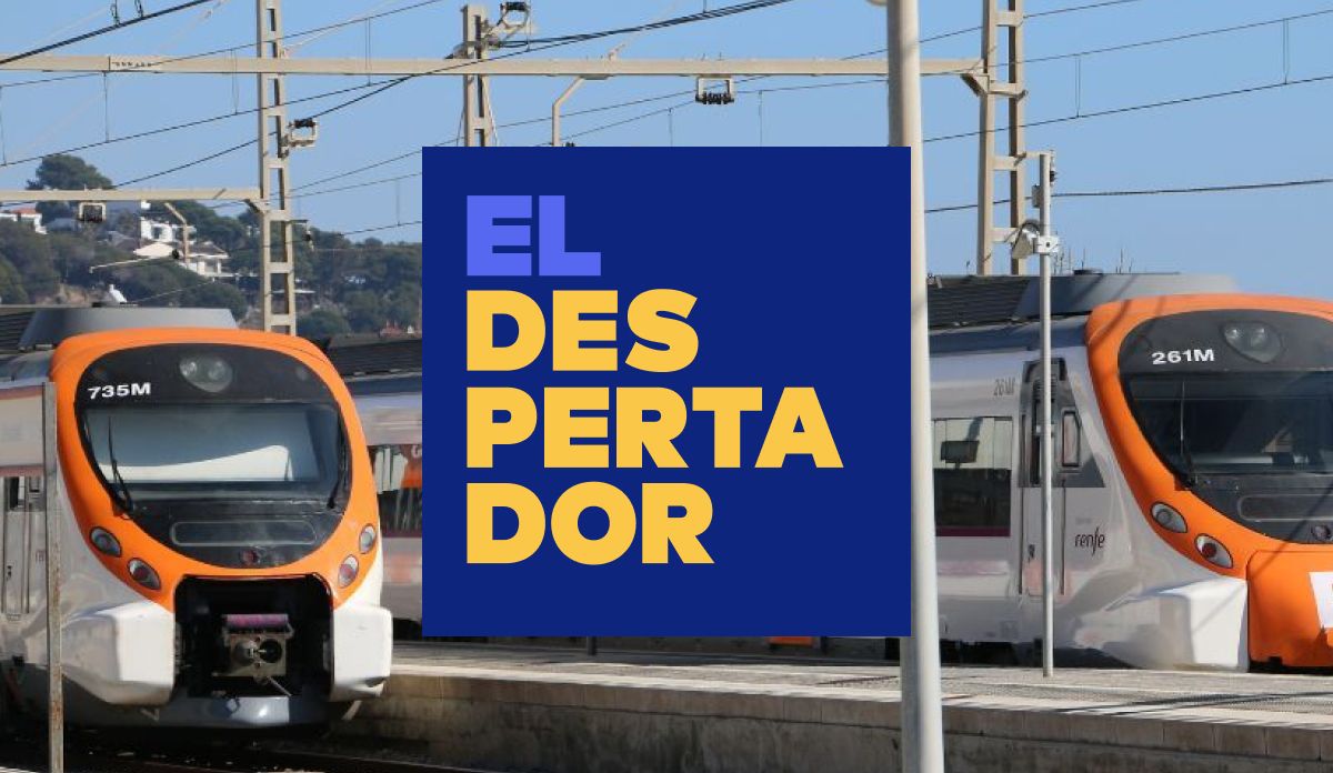 Tren de Rodalies creuant un pas a nivell