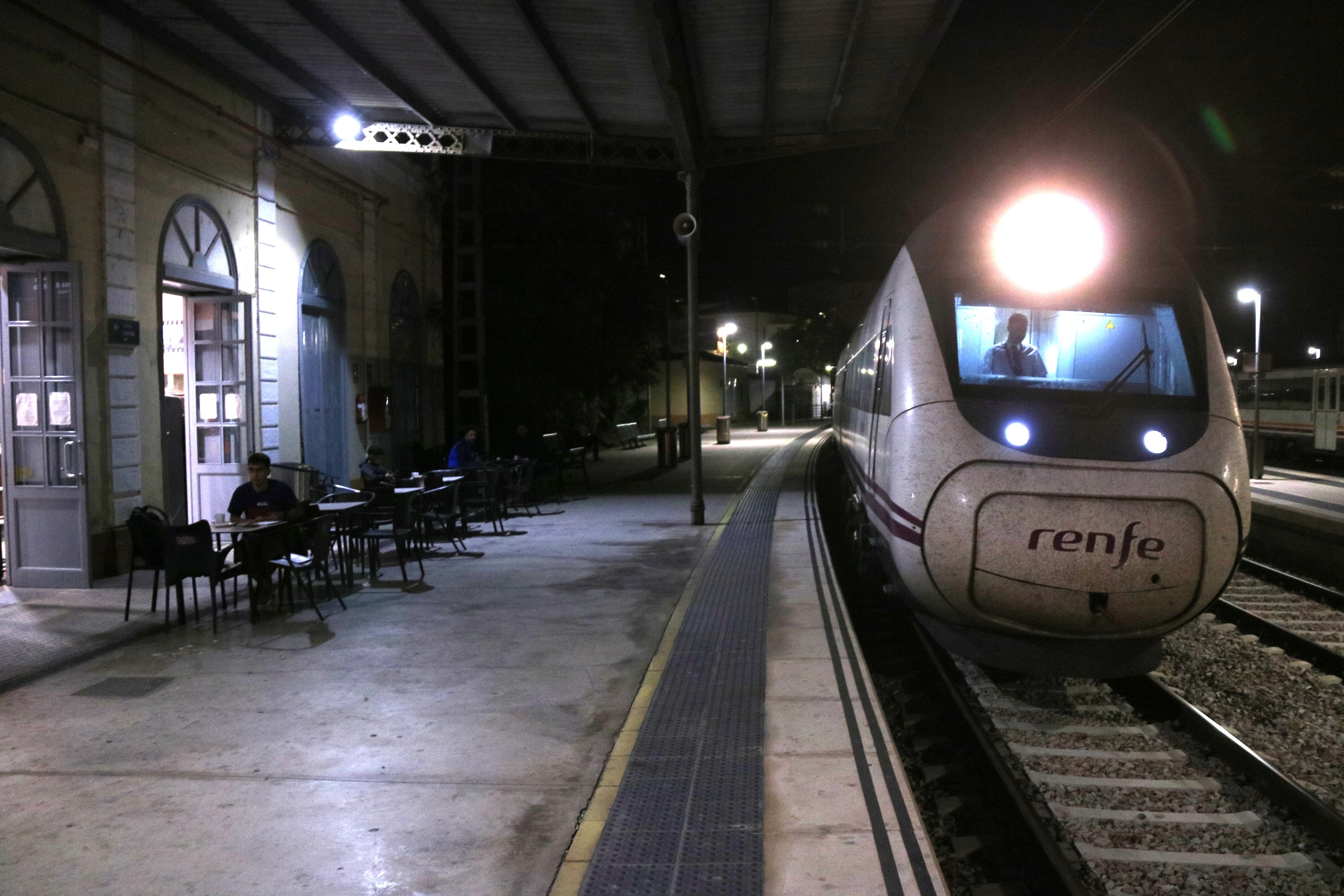 Un tren Avant a Tortosa