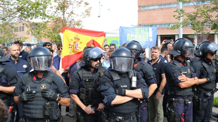 Militants de S'ha Acabat rere el cordó policial dels Mossos d'Esquadra