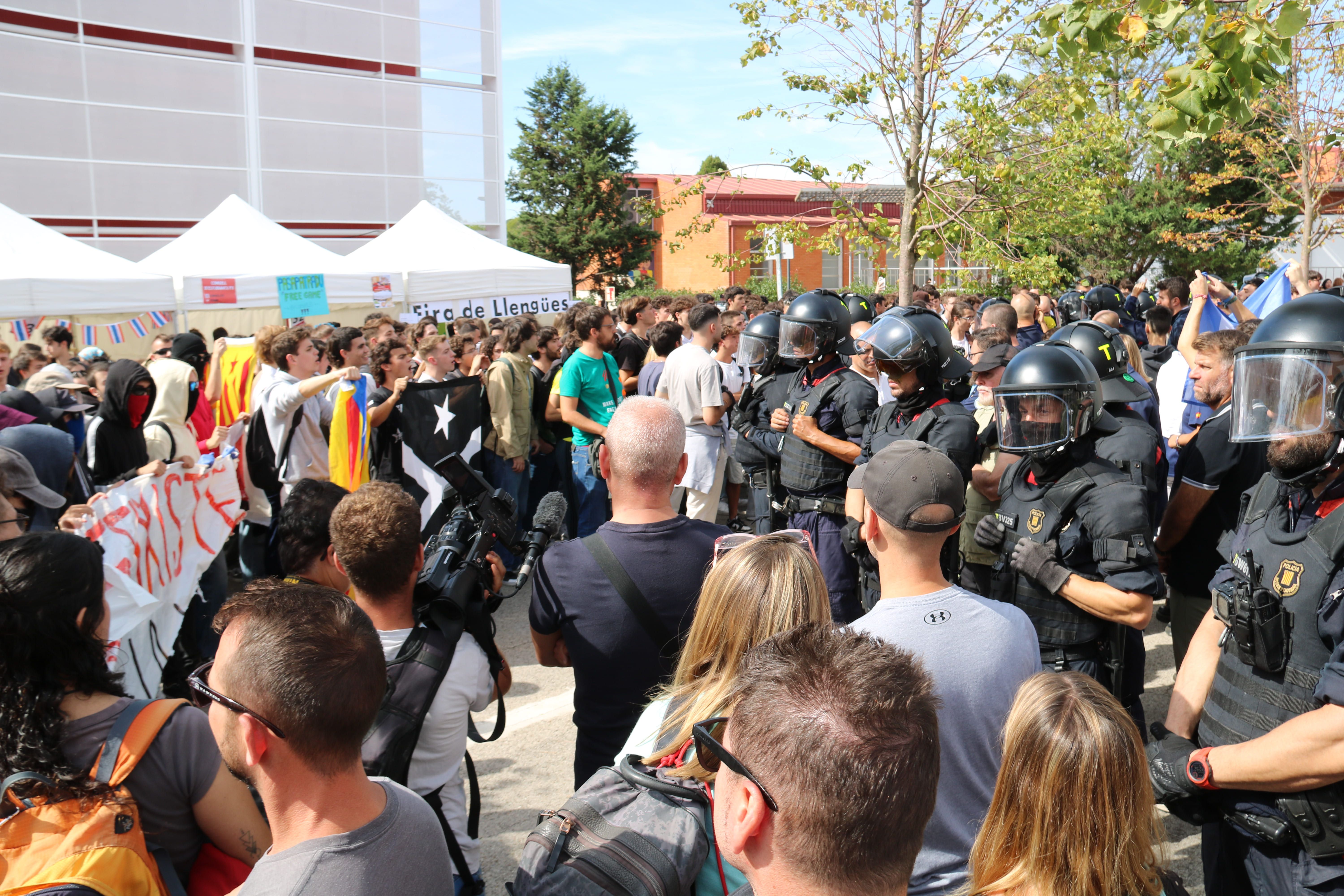 La manifestació antifeixista ha mobilitzat més d'un centenar de persones que s'han aplegat al voltant de la paradeta de l'entitat espanyolista