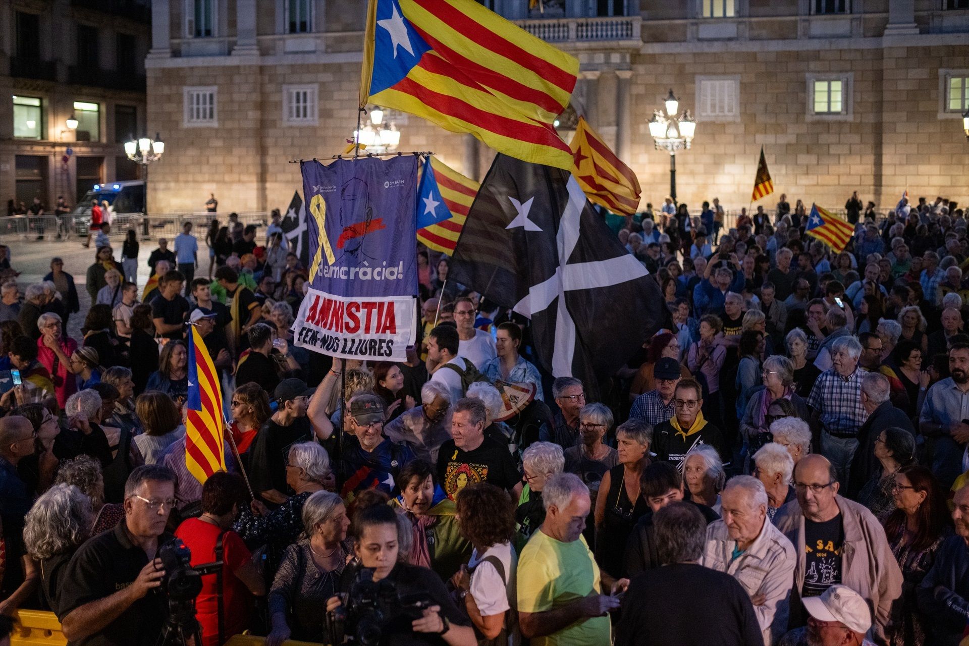 Centenars de persones es mobilitzen a la plaça Sant Jaume de Barcelona per rememorar l'1-O.