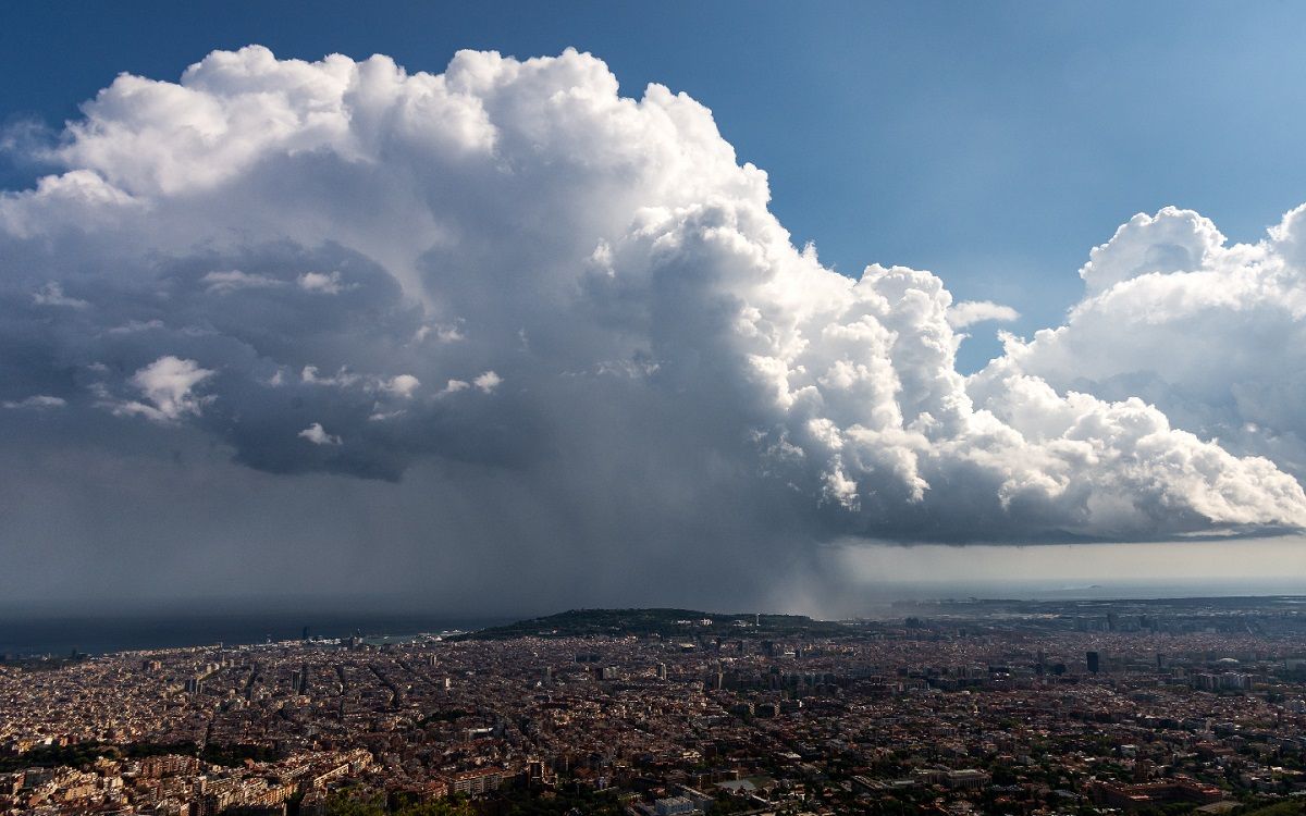 Núvols de pluja al cel de Barcelona