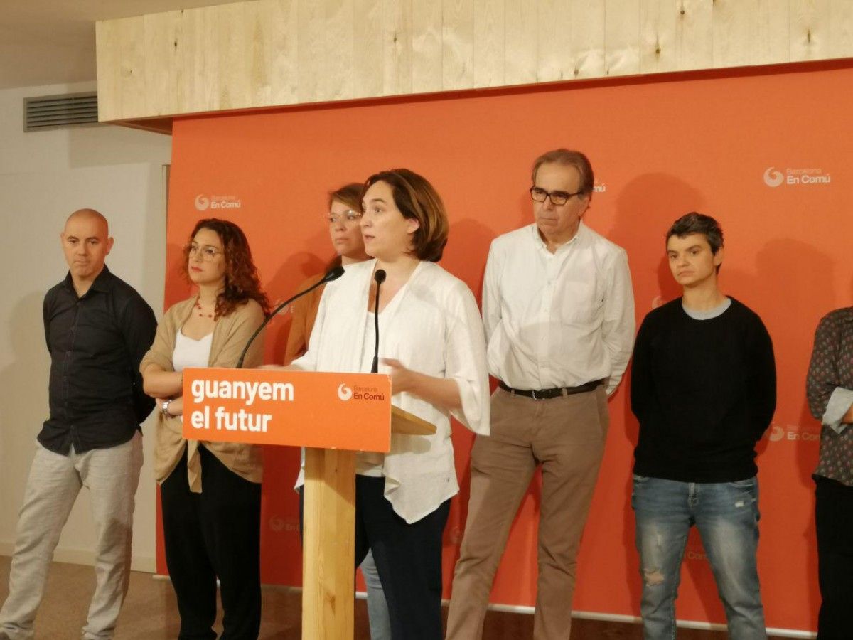 Ada Colau, amb dirigents de Barcelona en Comú, a la roda de premsa d'aquest dissabte.