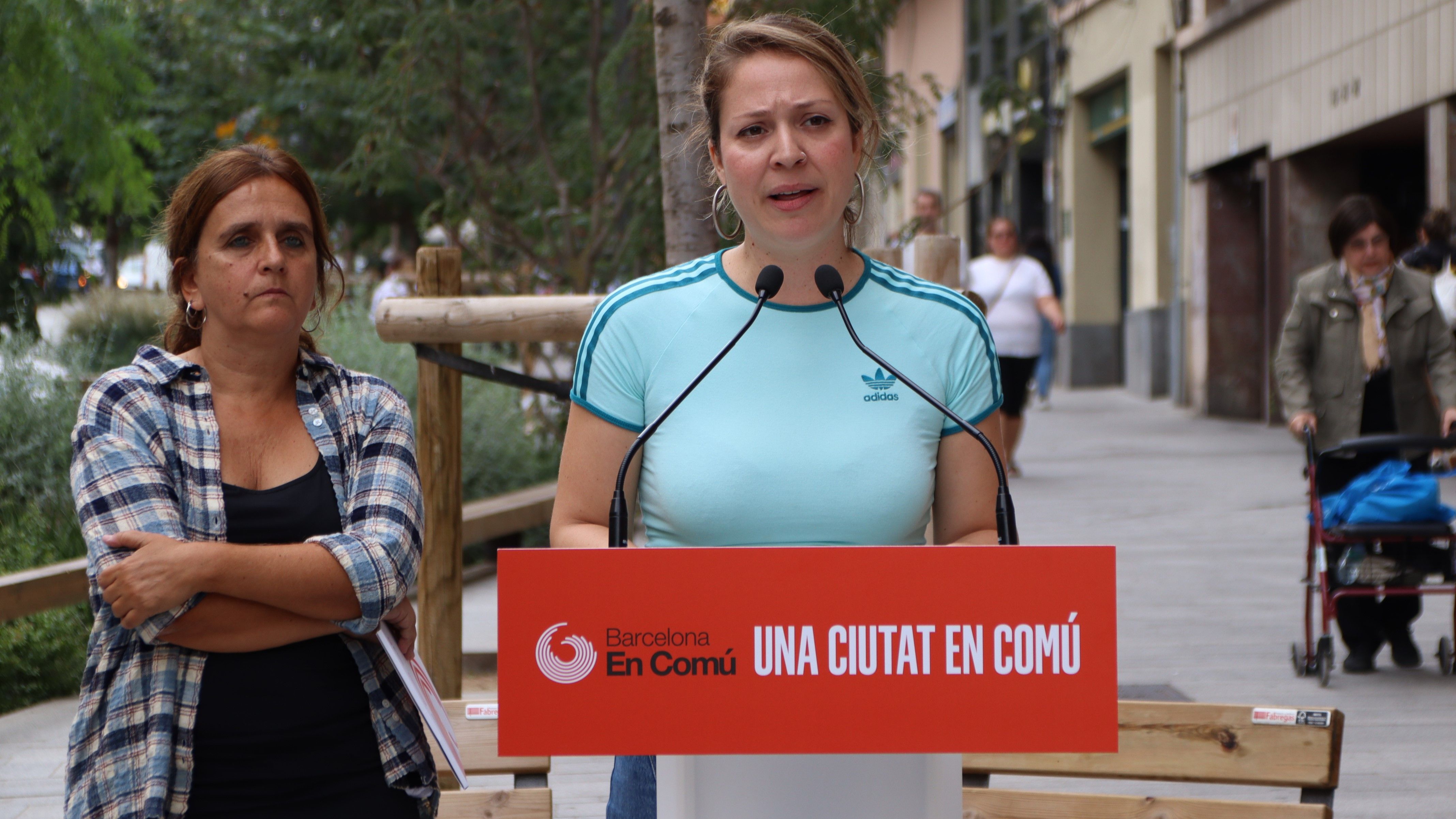 Gemma Tarafa i Janet Sanz, dels comuns, en roda de premsa