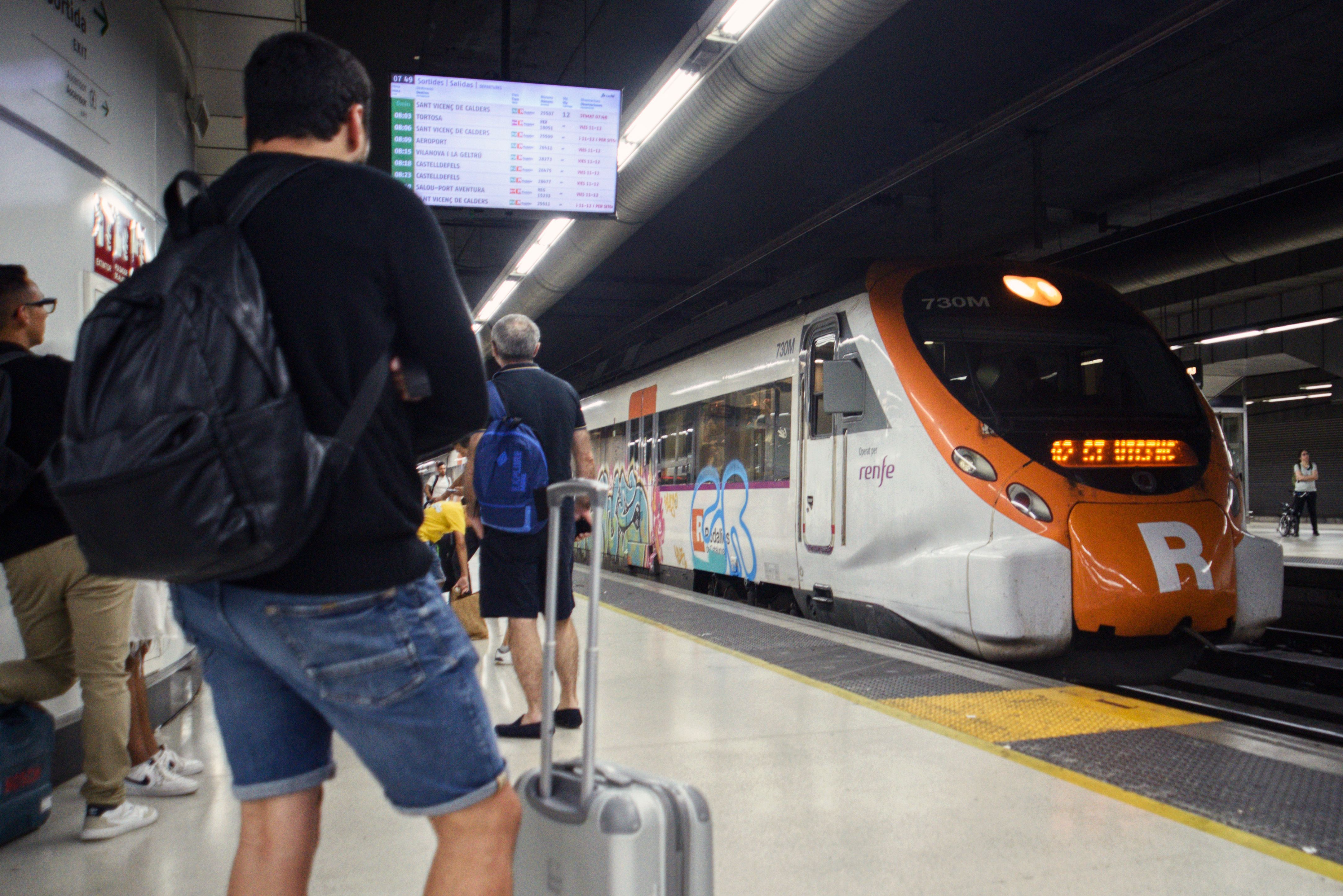 Un tren de Rodalies ple de grafitis