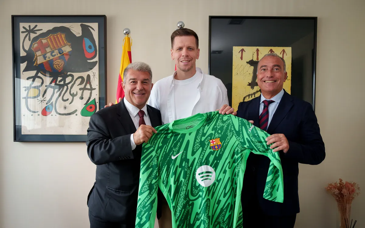 Szczęsny, amb Laporta i Yuste en la firma del contracte amb el Barça