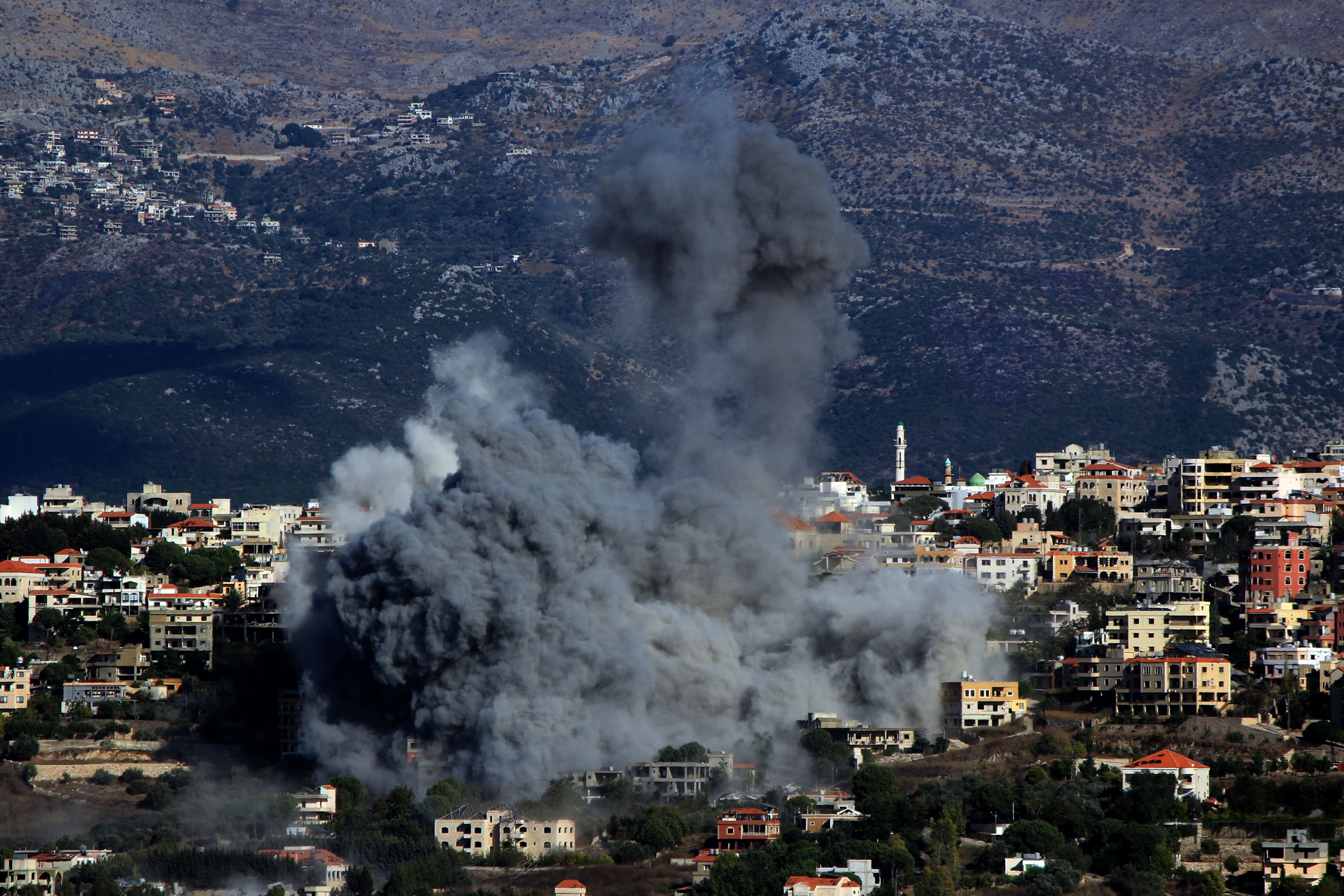 Un gran fum brolla d'un atac aeri israelià a la ciutat fronterera sud del Líban de Khiam.