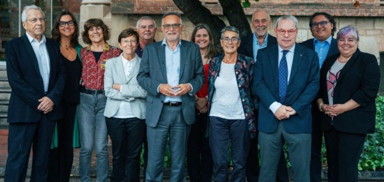 Els 11 membres del comitè impulsor del sistema sanitari català, amb el director de l'oficina tècnica