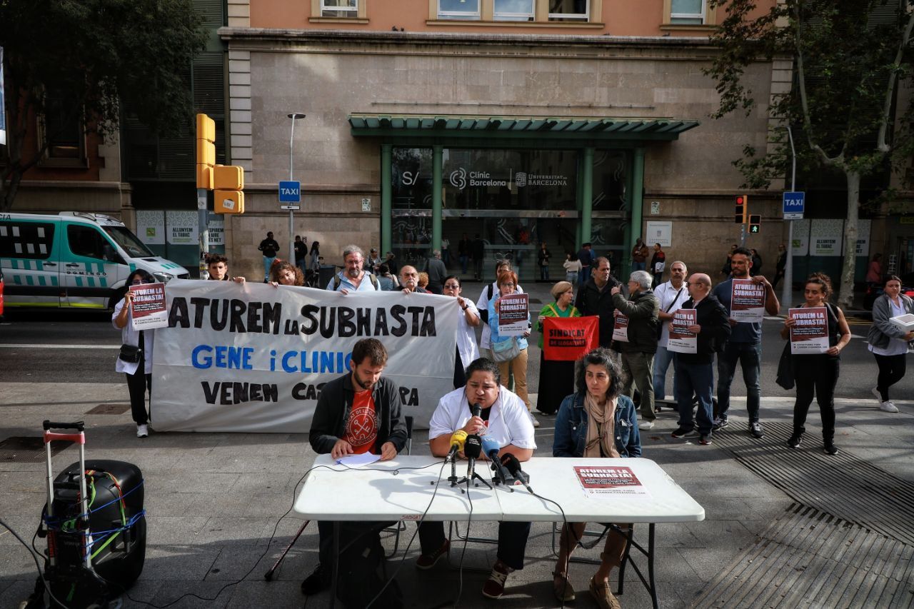 Roda de premsa per aturar la subhasta de pisos del Clínic