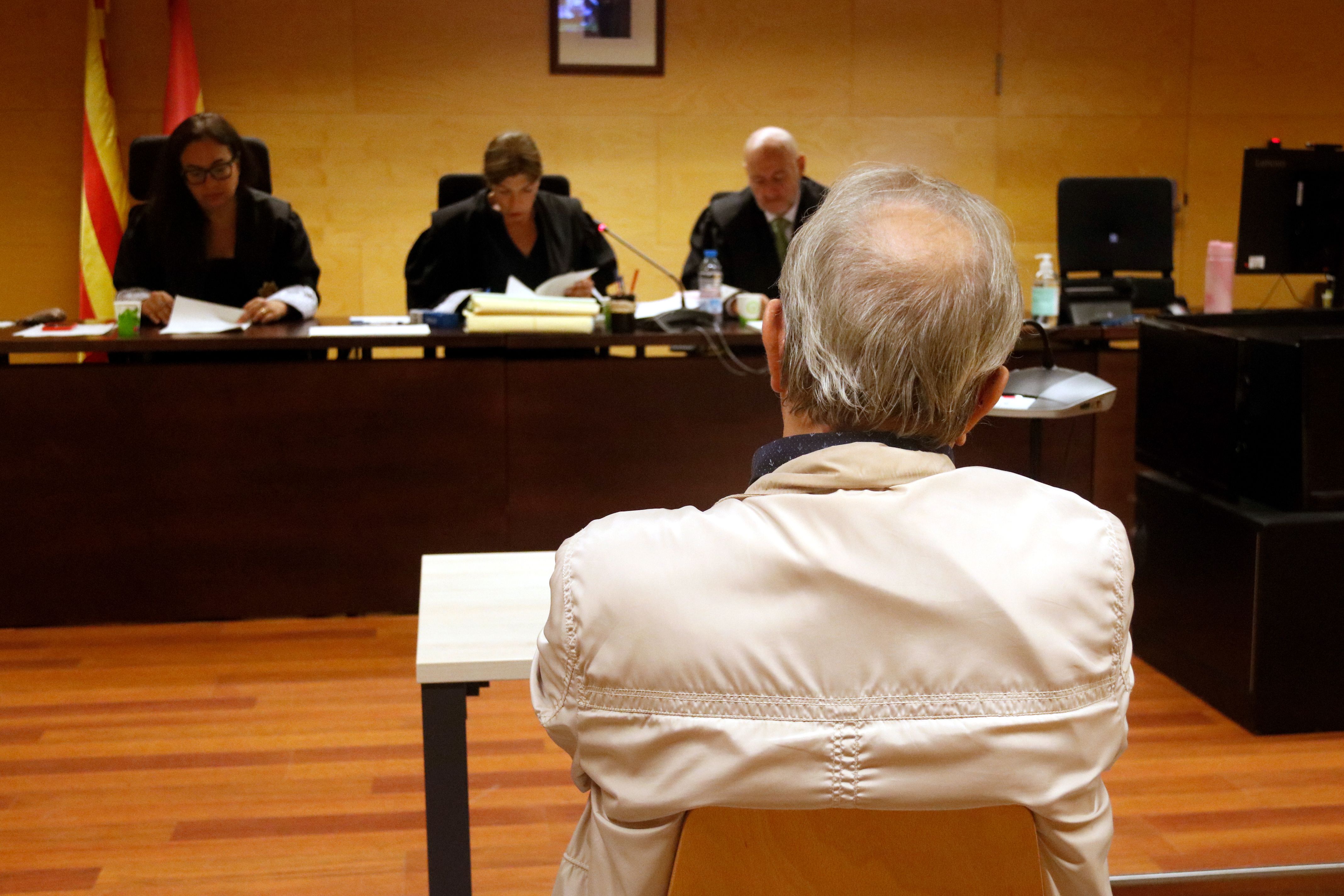 L'acusat de quedar-se durant dinou anys la pensió del seu pare mort, d'esquenes davant el tribunal de l'Audiència de Girona