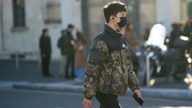 Un noi amb una jaqueta de camuflatge GettyImages