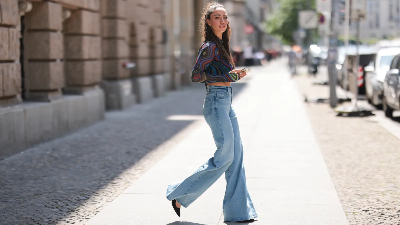 Una dona vestint amb pantalons texans / GettyImages