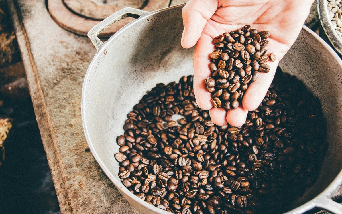 Un bol amb grans de cafè