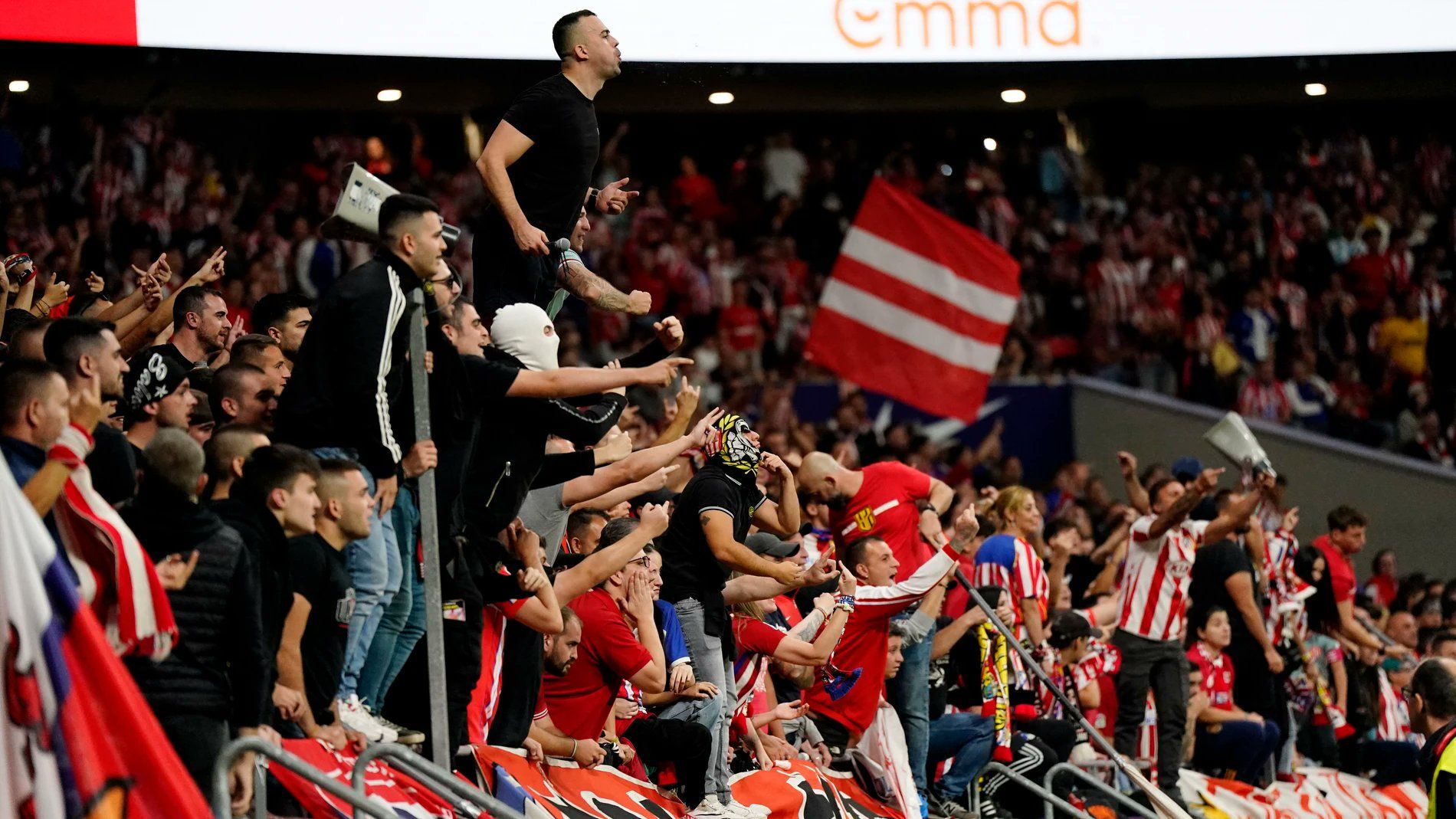 Els ultres del Frente Atlético, alguns encaputxats, en el darrer derbi al Metropolitano