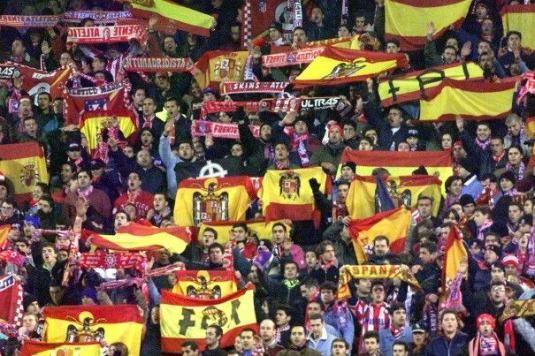 El Frente Atlético exhibeix banderes franquistes al gol sud del Vicente Calderón