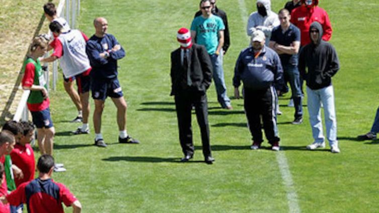 Un grup d’ultres del Frente Atlético amenaça els jugadors de l’Atlètic de Madrid durant un entrenament el 2005