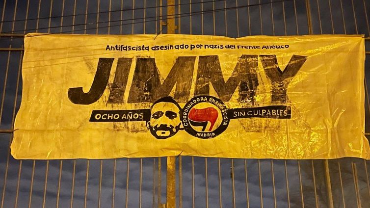 Pancarta en record de Jimmy, assassinat per un grup d’ultres del Frente Atlético