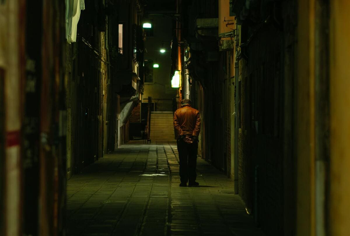 Persona caminant amb les mans enrere pel carrer