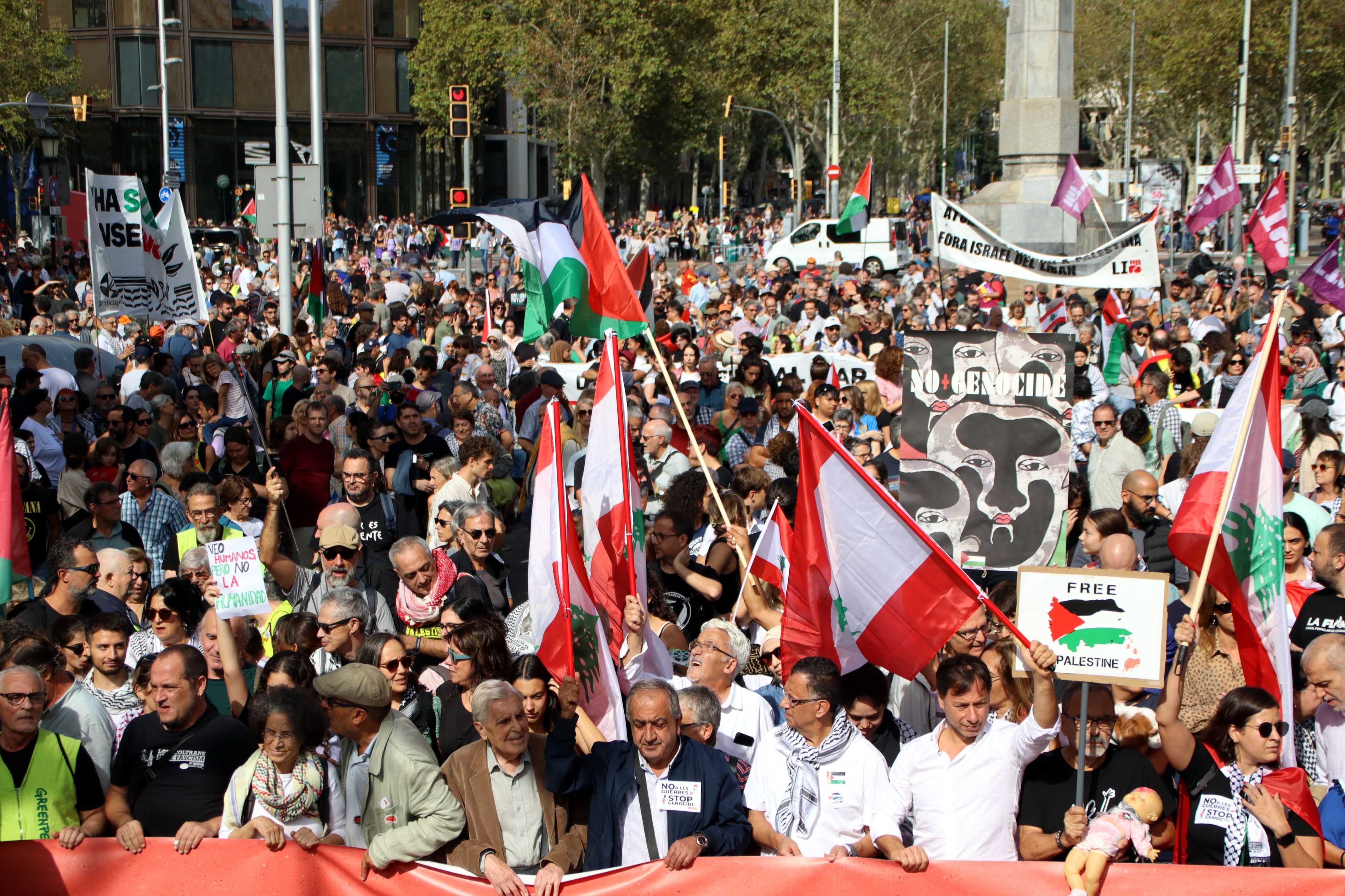 La manifestació a favor de Palestina i el Líban al passeig de Gràcia de Barcelona