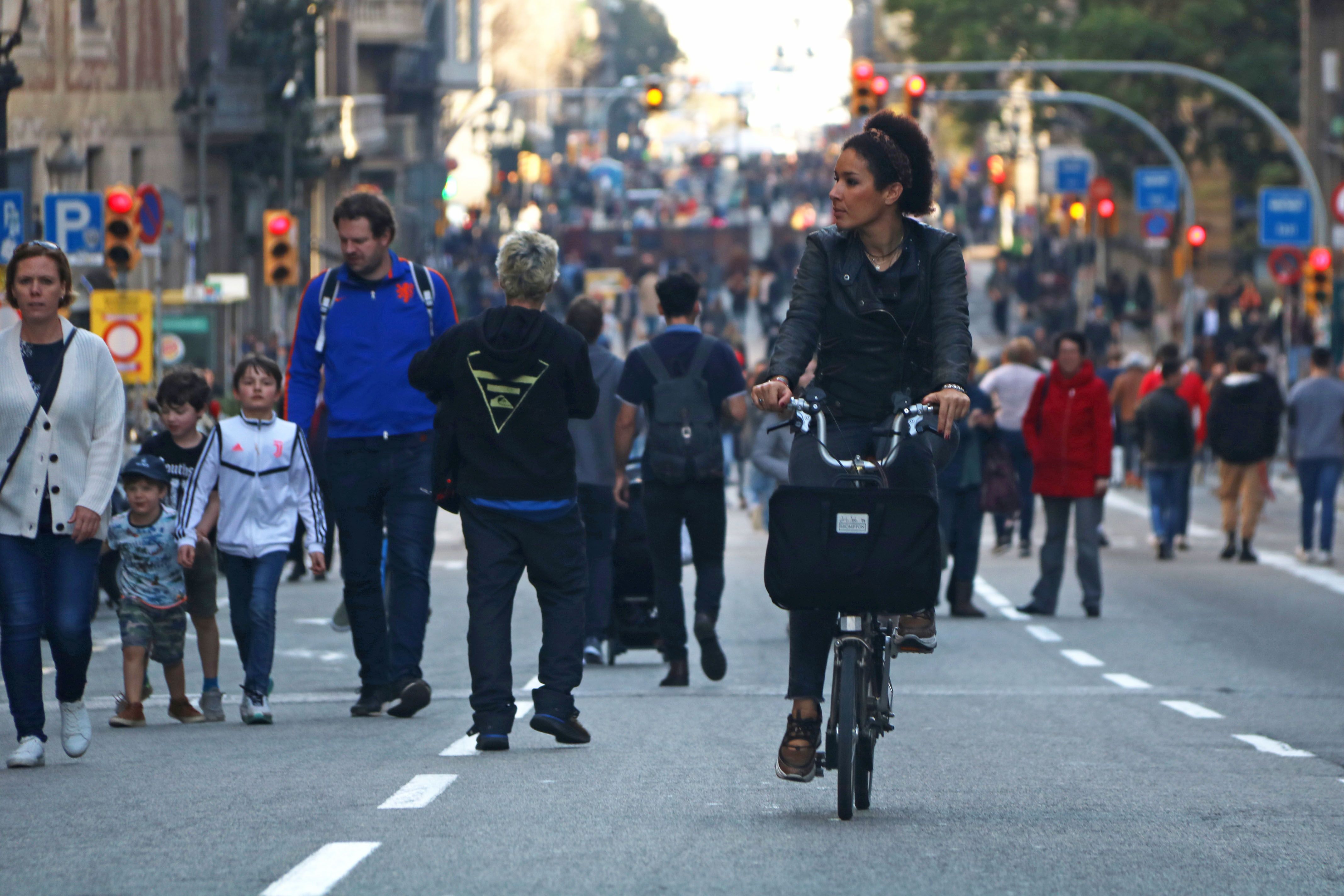 Imatge d'arxiu d'un carrer a Barcelona, amb vida veïnal