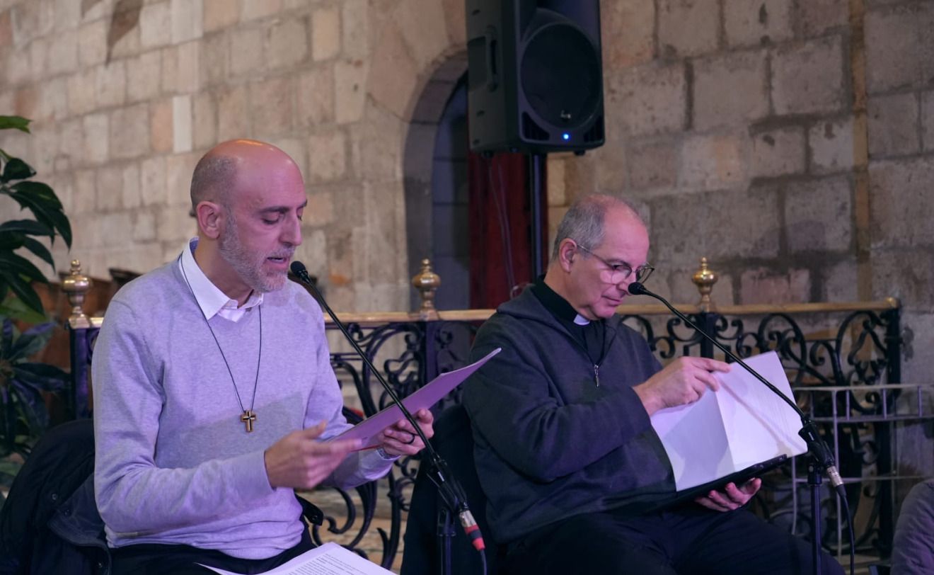 Xabier Gómez, a l'esquerra, nou bisbe de Sant Feliu. A la dreta, el sacerdot Joan Costa.