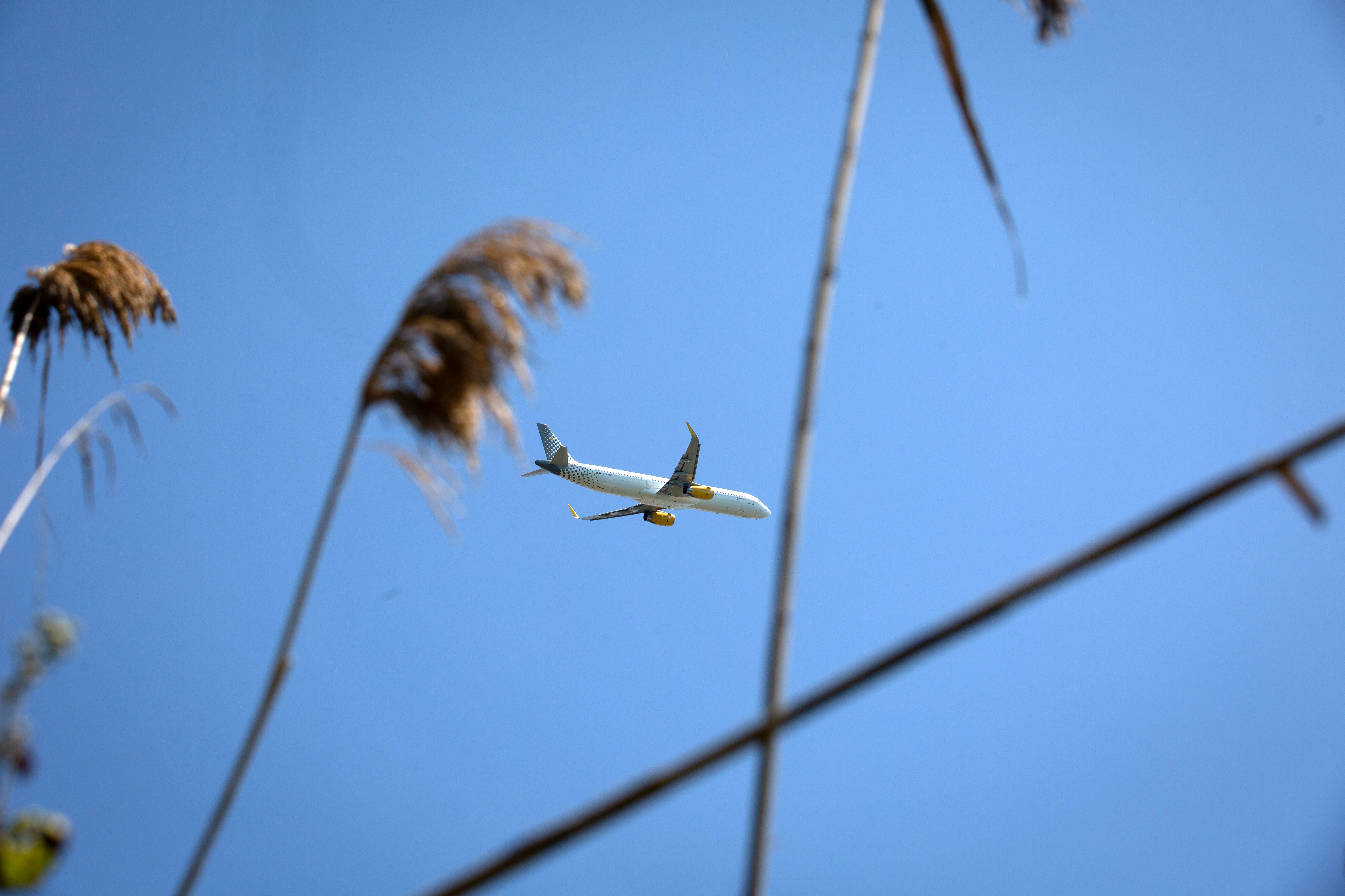 Un avió, a punt d'aterrar a l'aeroport del Prat