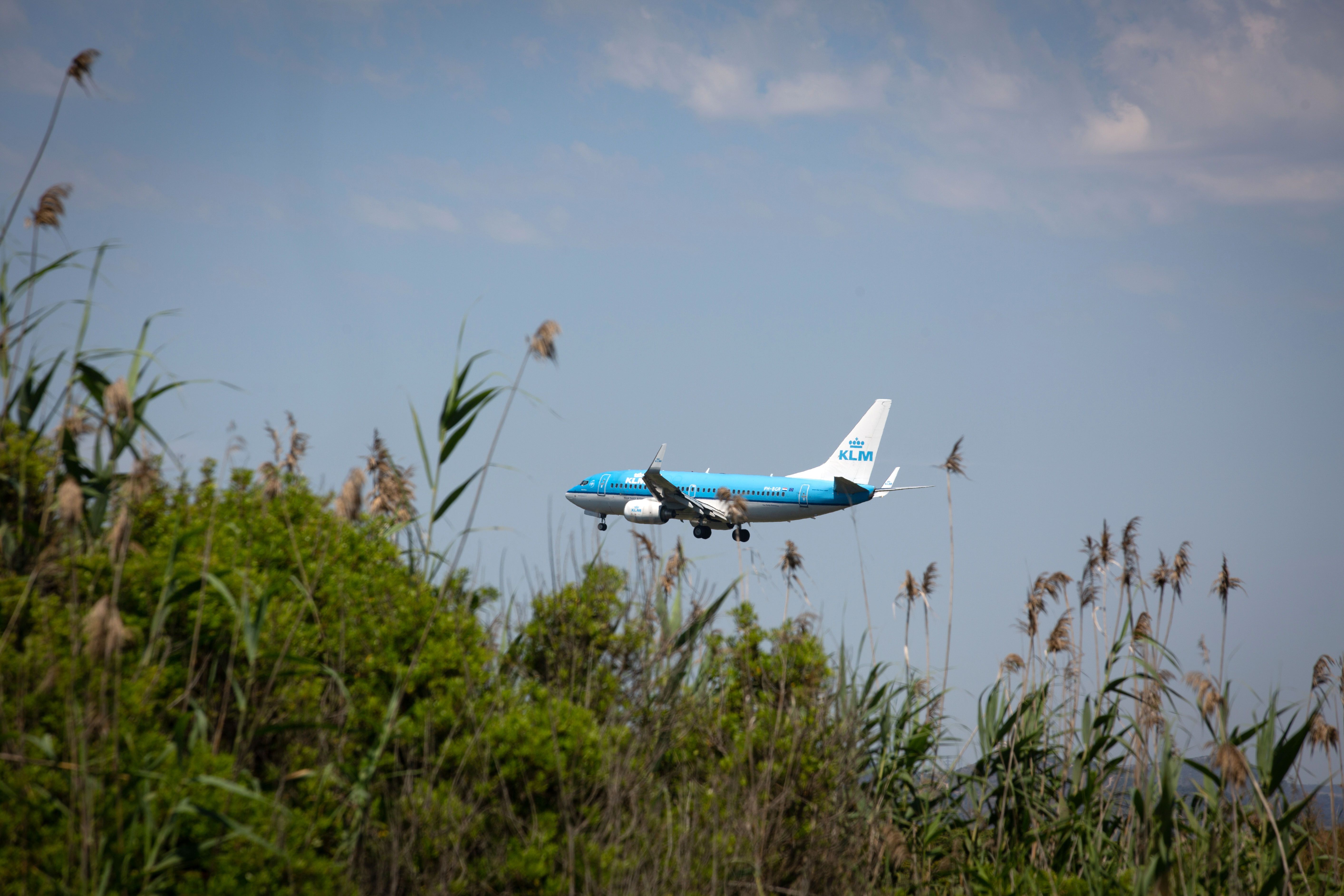 Un avió, a punt d'aterrar a l'aeroport del Prat