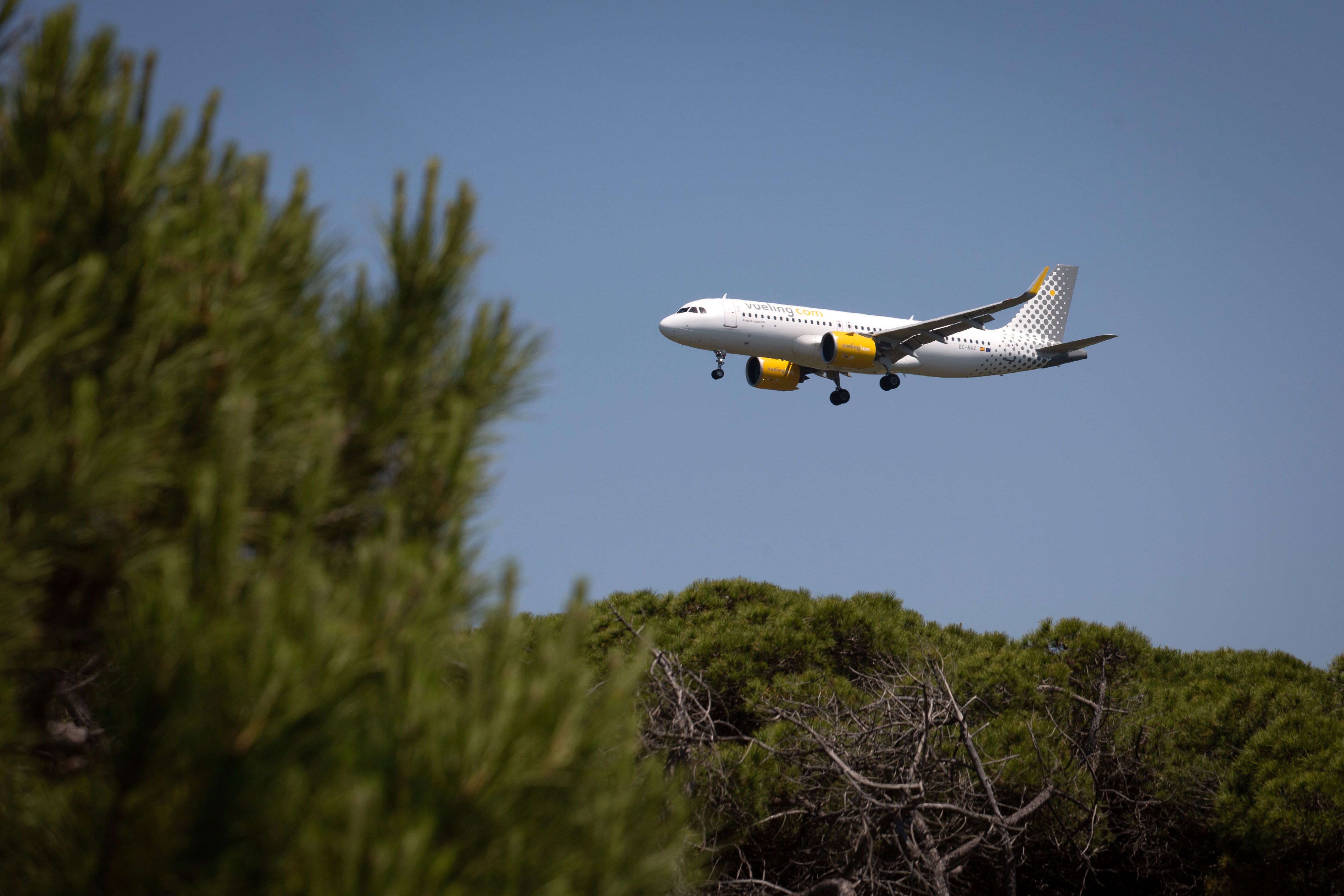 Un avió, a punt d'aterrar a l'aeroport del Prat