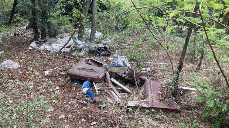 Entre els abocaments també s'hi troben mobles abandonats