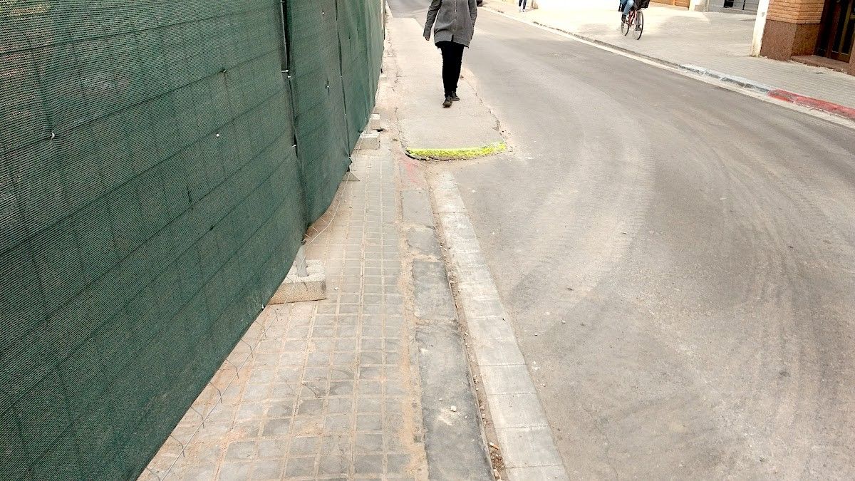 La vorera estreta al carrer Calderón