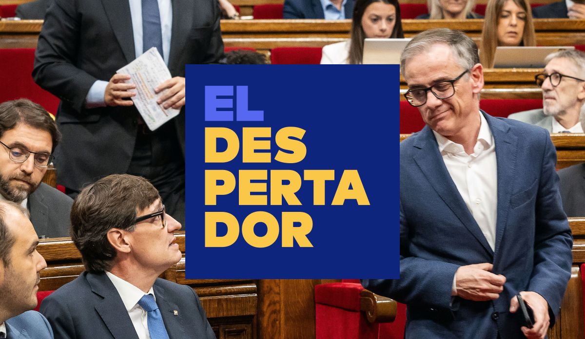 Jové, d'ERC, passa per davant dels escons d'Illa i Dalmau aquest dimecres al Parlament