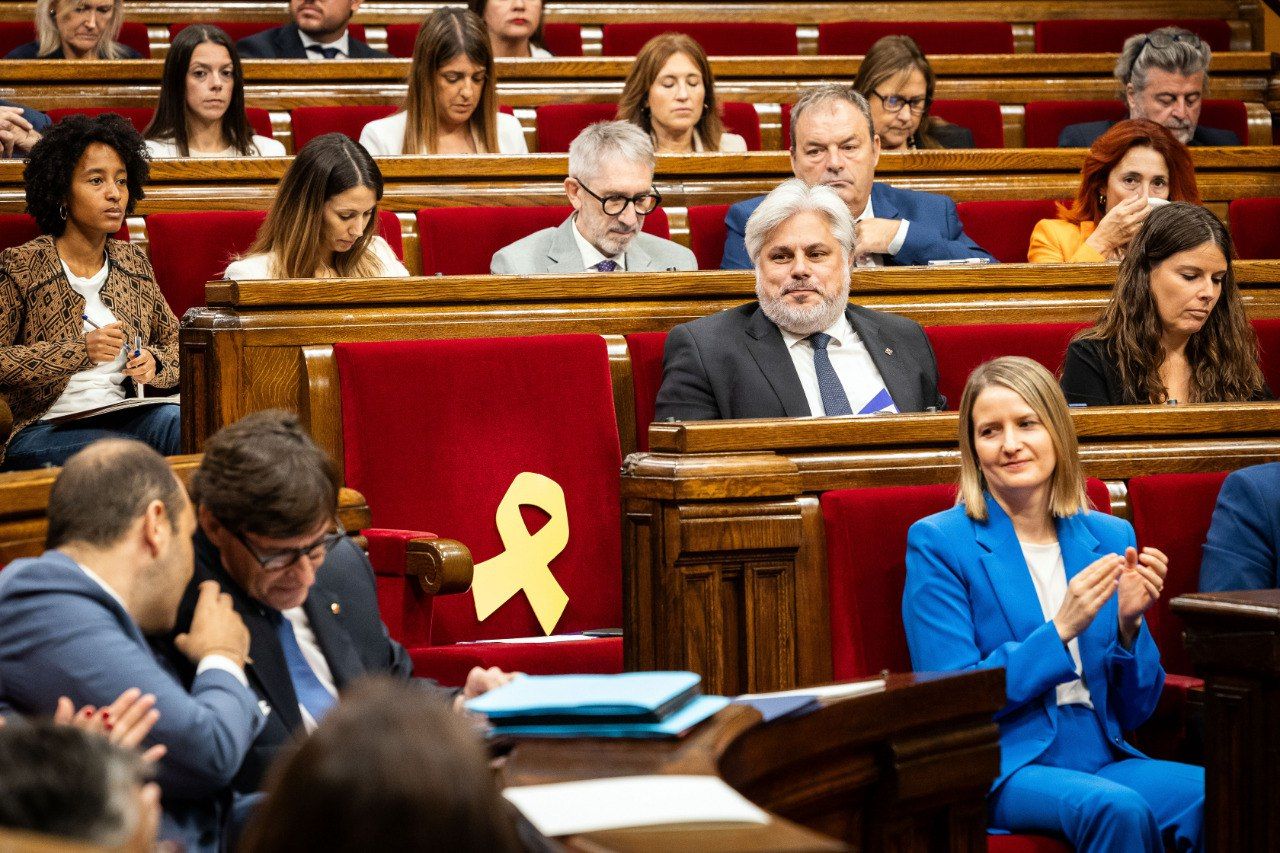 Diputats de Junts observen Salvador Illa al Parlament.