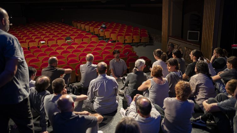 Oriol Castanyer, Marc Parrot i membres de la Coral Sant Jordi durant un assaig d''Anselm' Foto: Pau Venteo