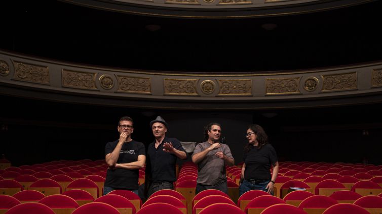 Marc Parrot, amb Jordi Fosas i part de l'equip artístic d''Anselm', en un assaig al Teatre Conservatori Foto: Pau Venteo