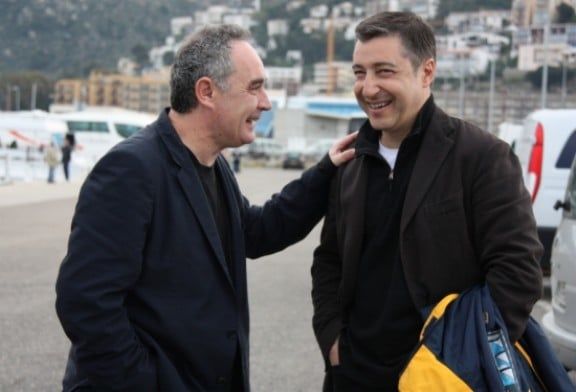 El xef d'El Bulli, Ferran Adrià, amb el del Celler de Can Roca, Joan Roca, abans del passeig en catamarà a Roses, en el marc de la clausura del 75è aniversari de l'Hotel Terraza.