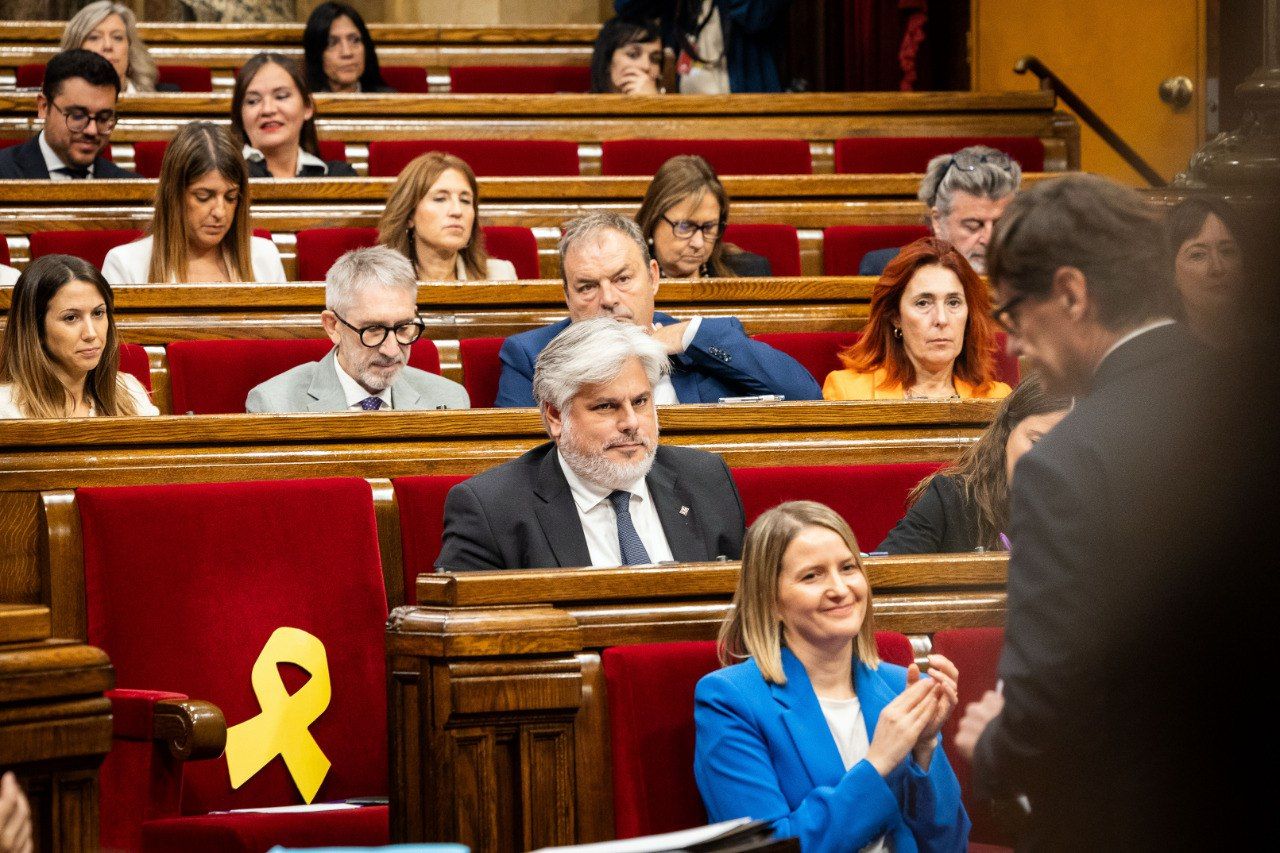 Els diputats de Junts observen Salvador Illa al Parlament.