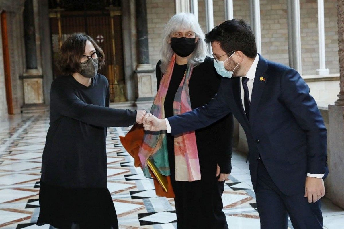 El president de la Generalitat, Pere Aragonès, amb les diputades de la CUP Dolors Sabater i Eulàlia Reguant