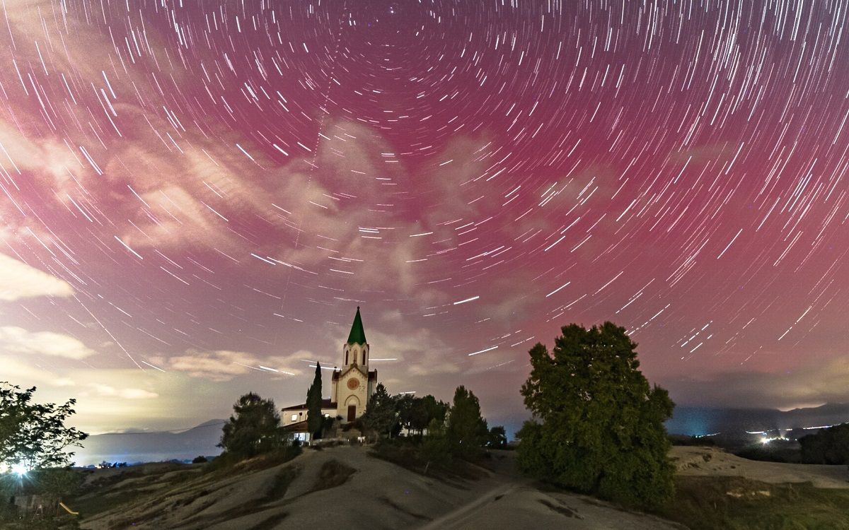 L'aurora boreal cobrint el cel de Manlleu per darrere de l'estrella circumpolar