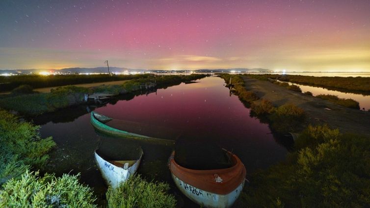 Aurora boreal des de la Badia del Fangar, al Delta de l'Ebre