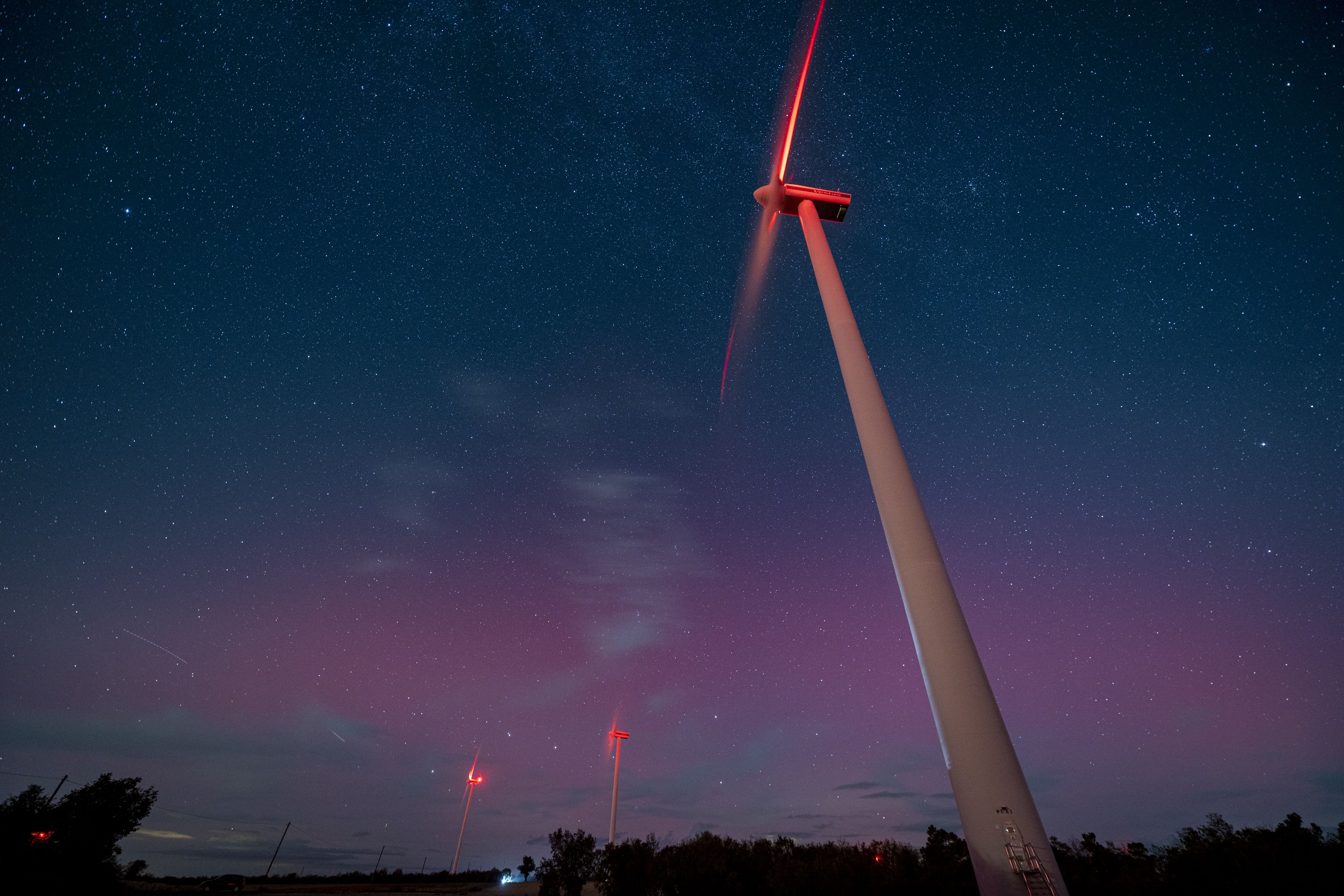 L'aurora boreal vista des d'un parc eòlic a Pujalt