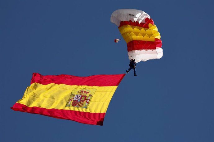 Un paracaigudista de l'exèrcit espanyol, en una exhibició del 12-O