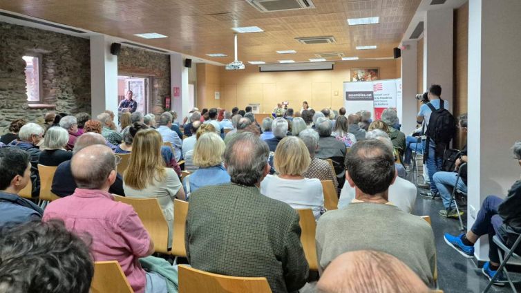 La sala Bernat Martorell de SAant Celoni es va emplenar del tot per escoltar la xerrada de Q!uim Torra. | Jordi Purtí