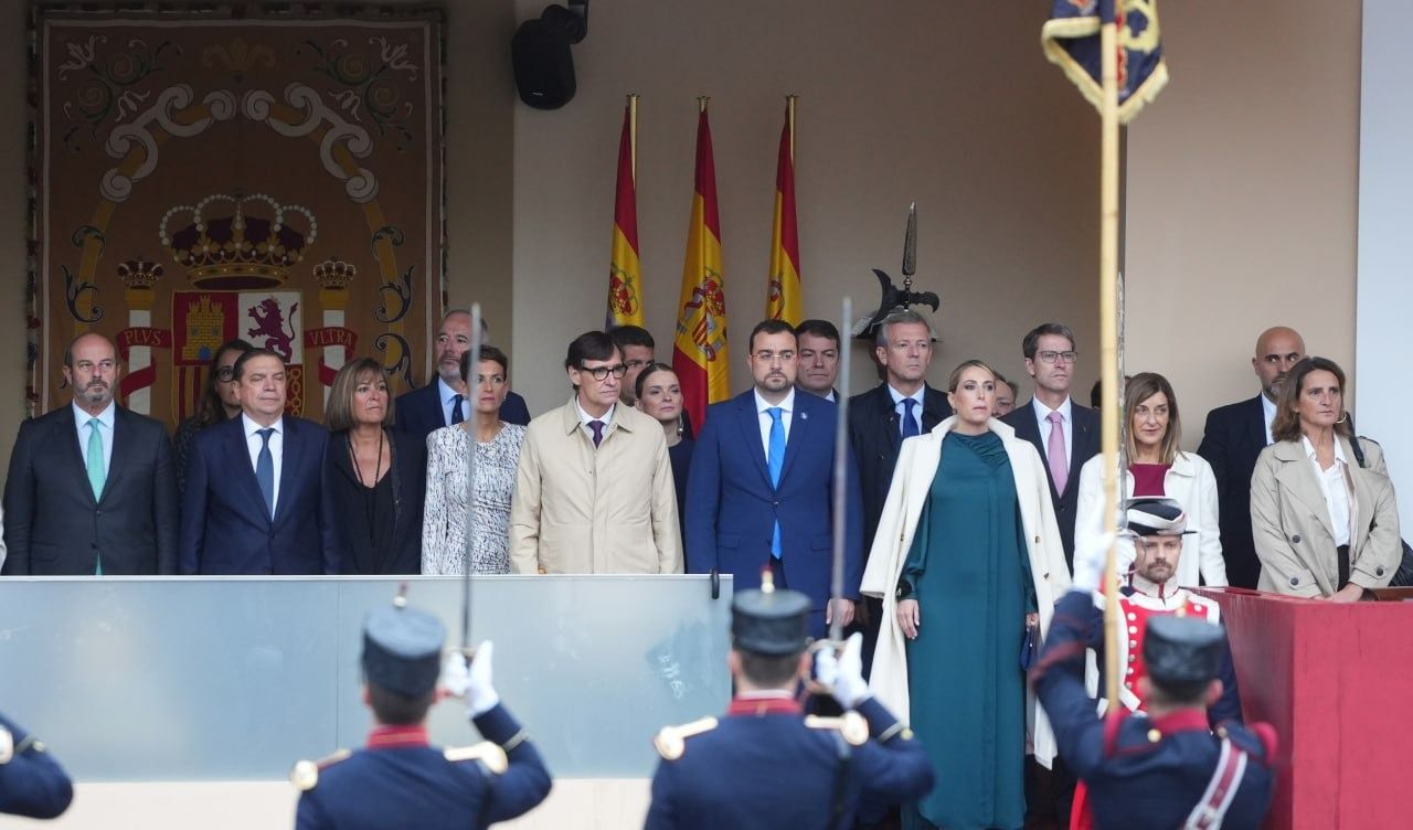 Salvador Illa, juntament amb les autoritats durant la desfilada del 12-O