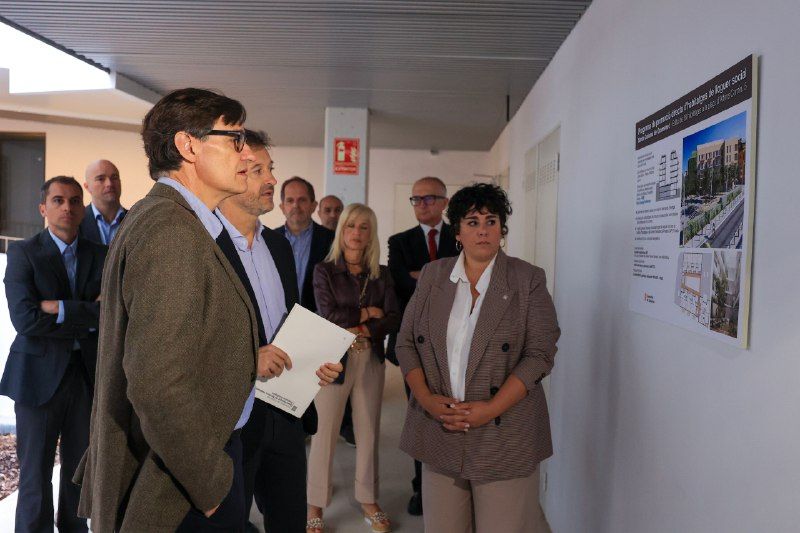 El president de la Generalitat, Salvador Illa, durant la visita a una promoció de protecció oficial a Santa Coloma de Gramenet  Rubén Moreno / Generalitat de Catalunya