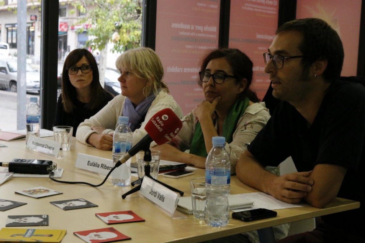 Eulàlia Ribera i Jordi Valls, responsables de LaSala amb Carme Chacón, regidora de Cultura i una representant de La Caixa