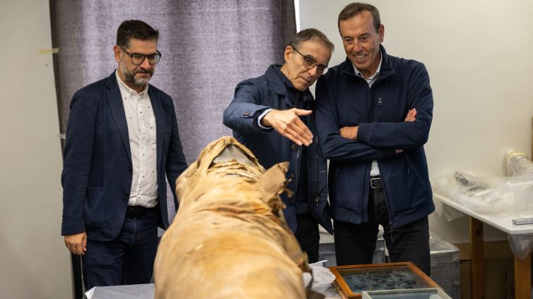 El regidor de Cultura i l'alcalde d'Olot amb un dels membres de la família Bolós observant un tauró dissecat