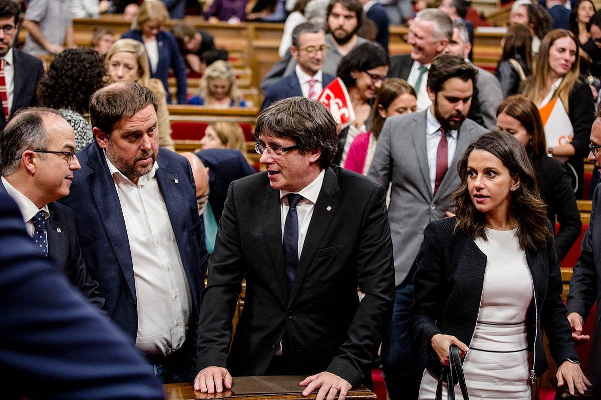 Puigdemont, parlant amb Junqueras i Turull sota la mirada d'Arrimadas
